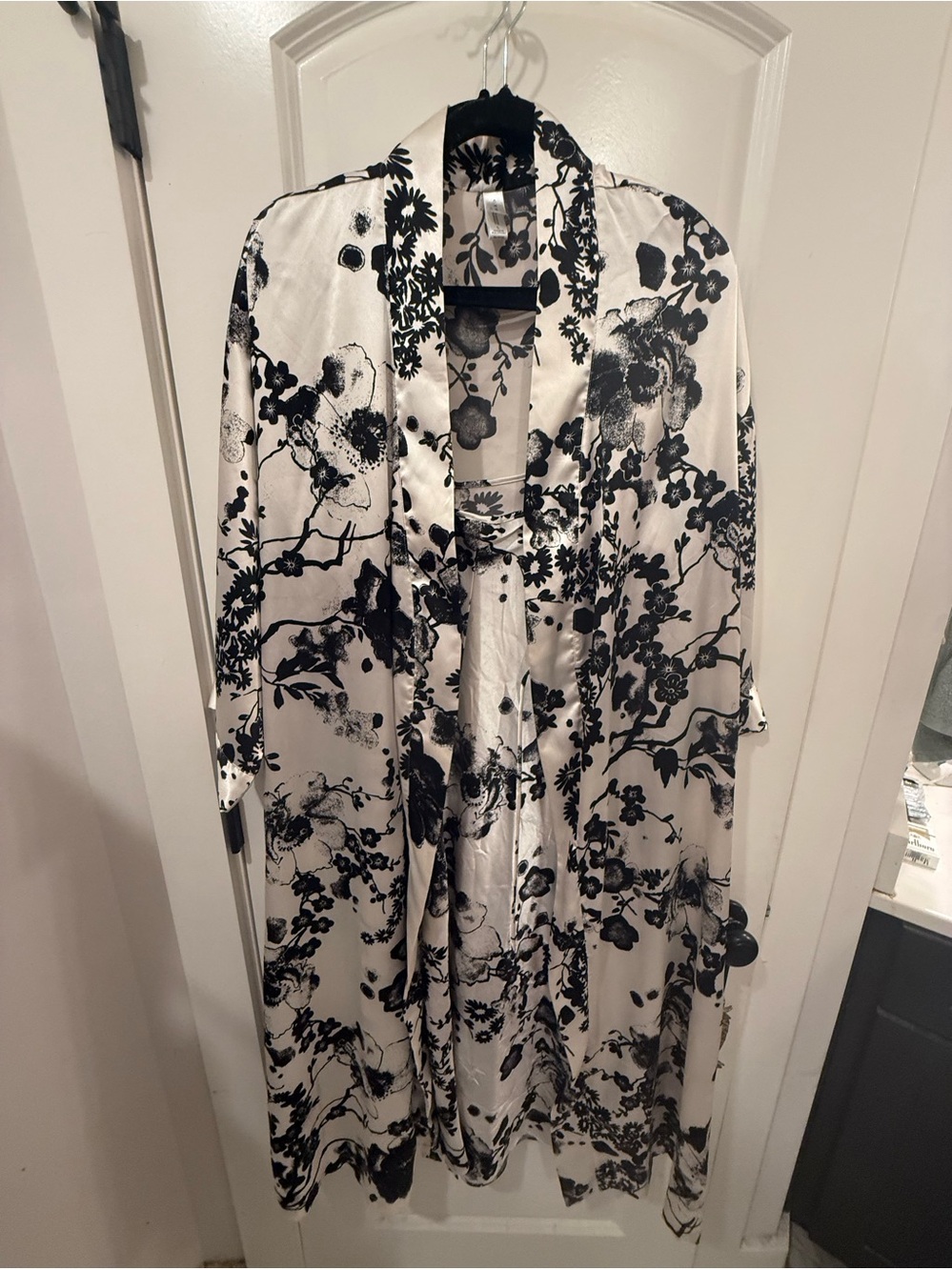 Cruz Collection Satin Floral Robe & Nightgown Set Size Large Ivory Black